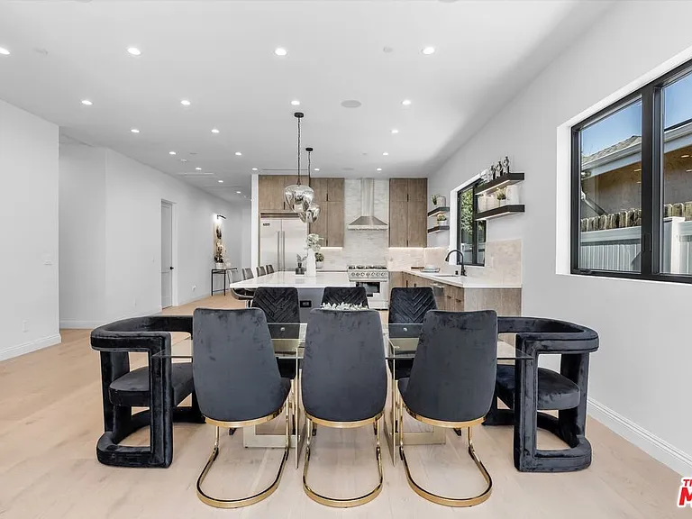 14602 Morrison St — Photo 11