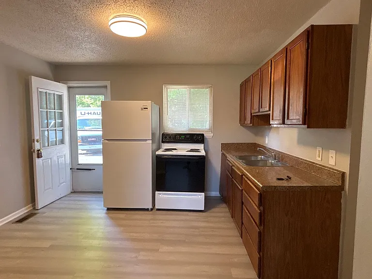 315 W Camel Street — Photo 3
