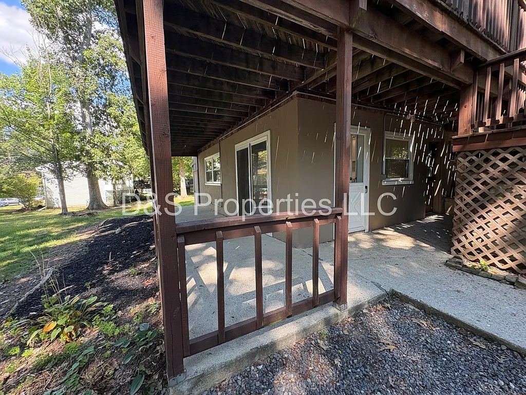 Charming 2-Bedroom Duplex with Modern Amenities — Photo 3