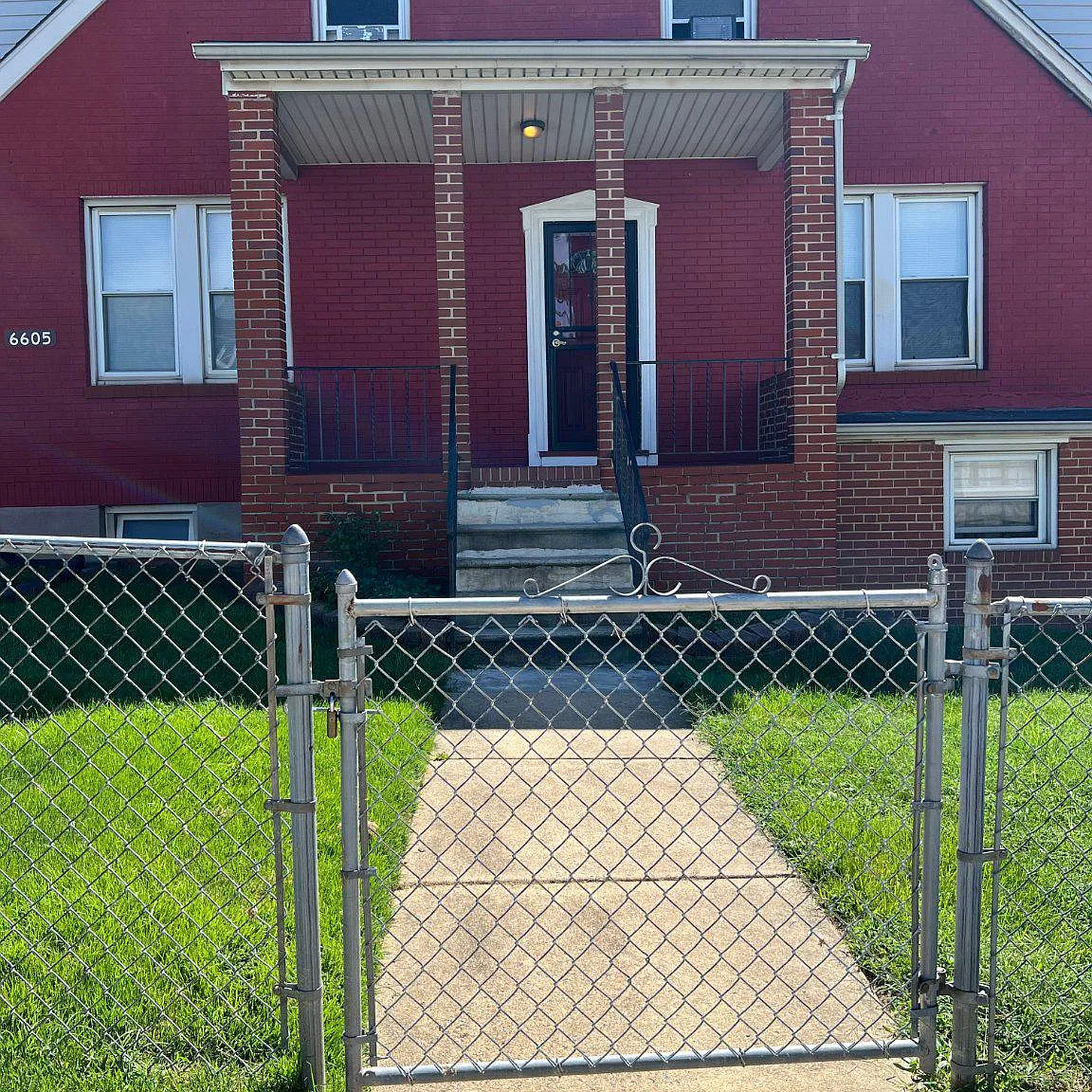 2 bed, 1.0 bath, 3930 sqft, $1,130 — Photo 2