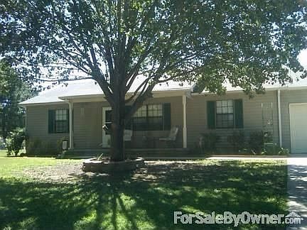 Front : Nice shade tree in front yard