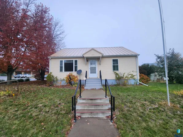 1020 NW 2nd St, Madison, SD 57042