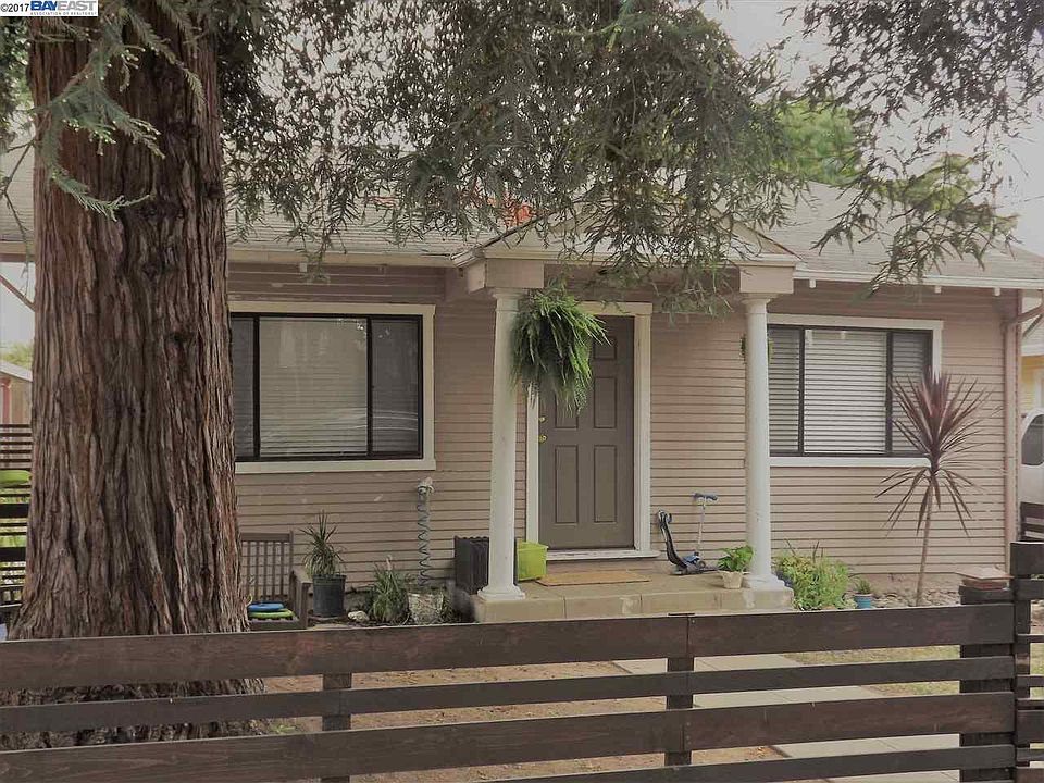 1st image of 487 Menker Ave