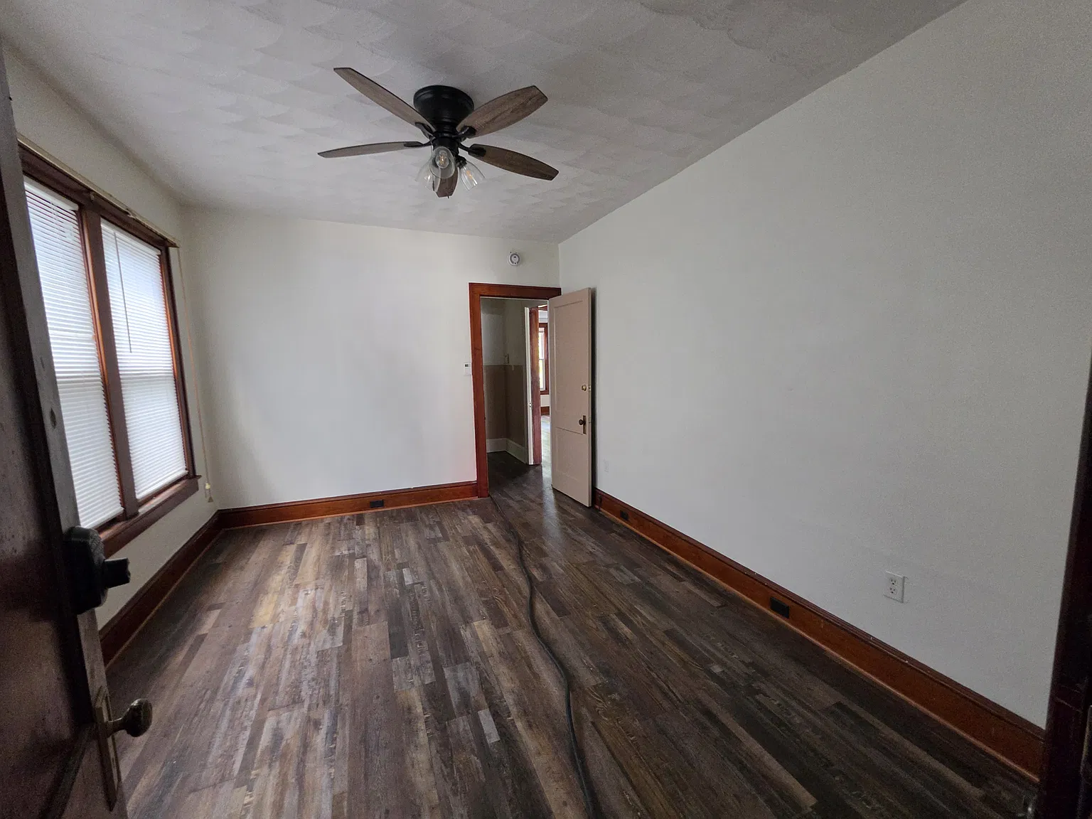 8 bed, 2700 sqft, $695 — Photo 2