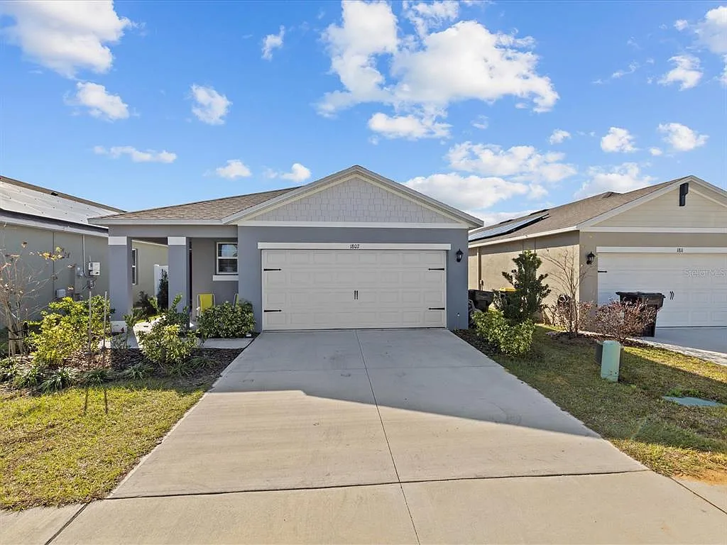 3 bed, 2.0 bath, 1615 sqft, $2,400 — Photo 2