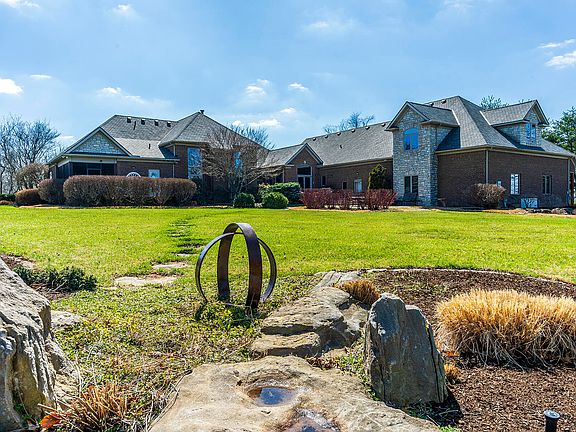 3rd image of 201 Cambridge Ln