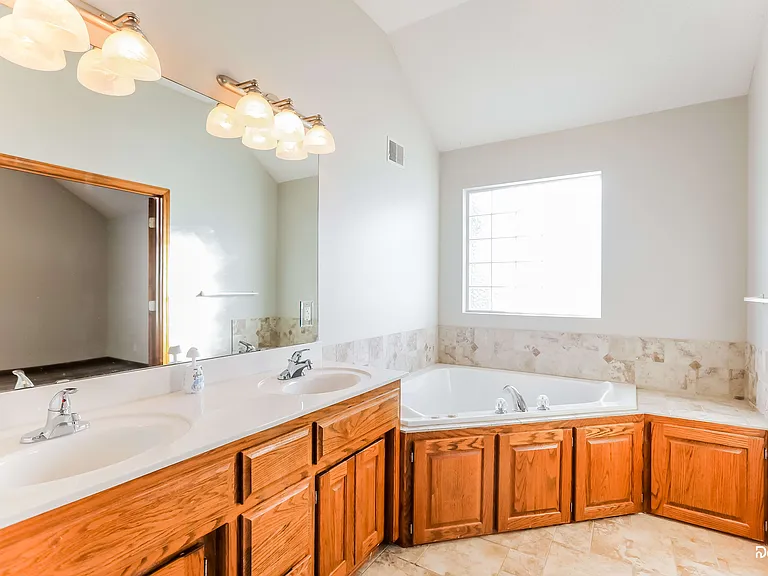 1013 Tudor Dr — Photo 8