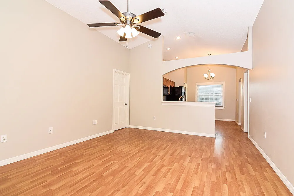 3 bed, 2.0 bath, 1213 sqft, $1,930 — Photo 3