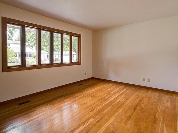 5th image of 1095 Sunny Hill Dr