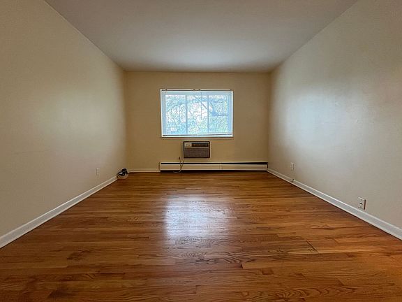 4th image of 1579 N Farwell Ave APT 207