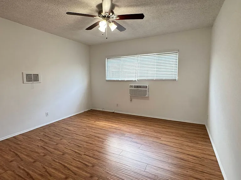 6632 Darby Ave — Photo 16
