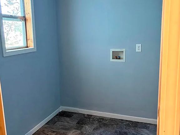 5th image of 300 Kelly Dr