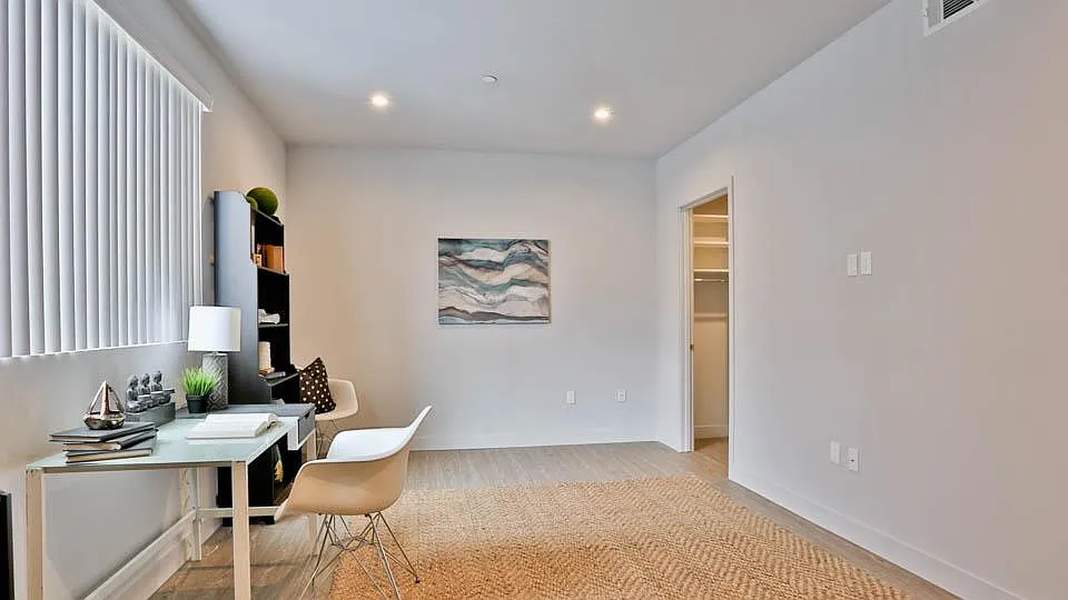 727 Wilcox Ave — Photo 4