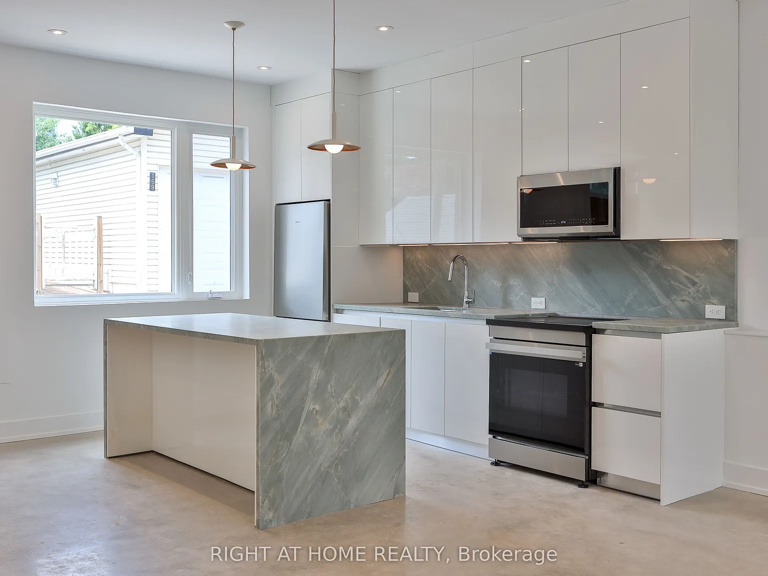 2 bed, $4,650 — Photo 1