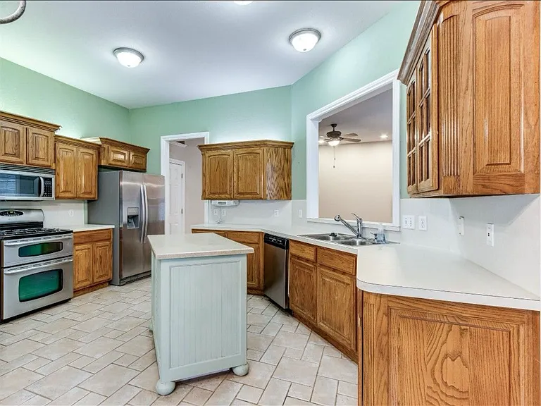 16605 Farmington Way — Photo 23