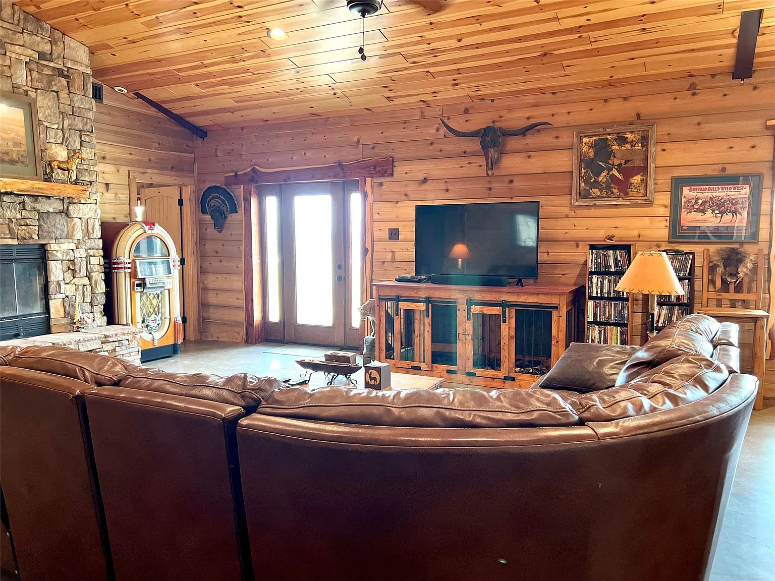 4 bed, 2400 sqft, $3,999 — Photo 1