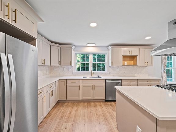 4th image of 379 W Washington St