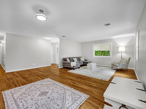 5th image of 205 S Cottage Ave
