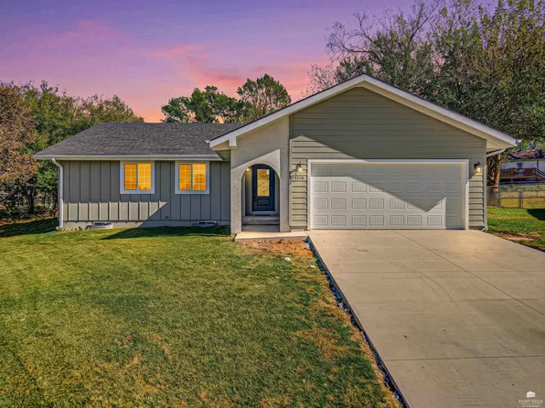 1320 Skyline Cir, Junction City, KS 66441