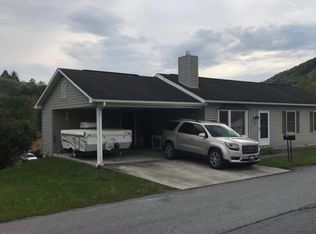 14 Race St, Peterstown, WV 24963