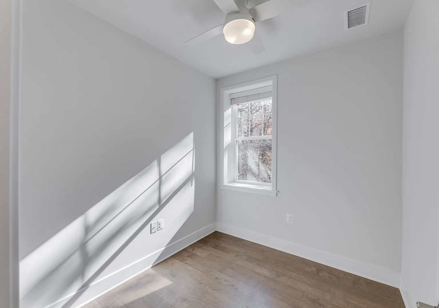 2201 40th Pl — Photo 2
