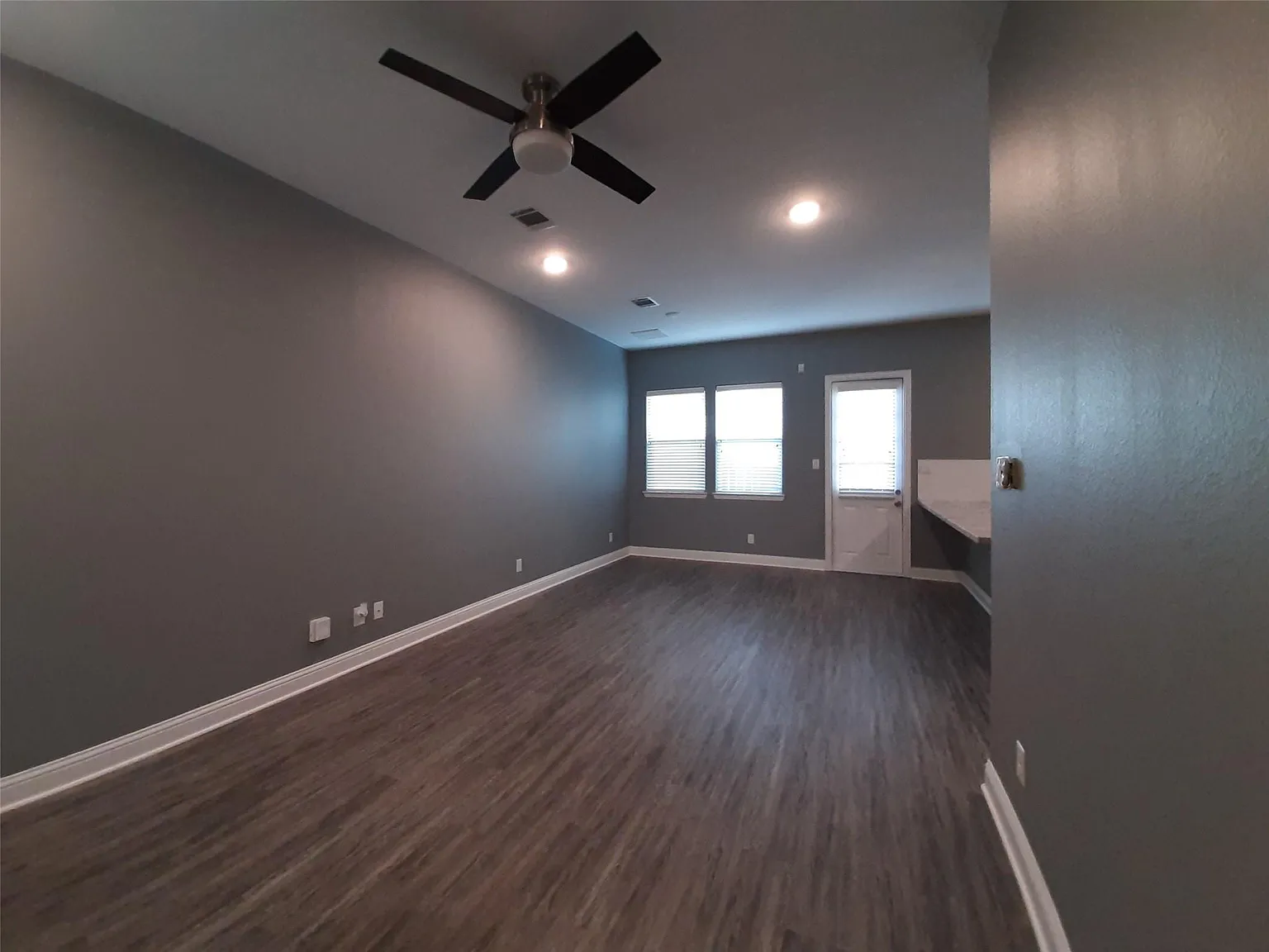 3 bed, 2.5 bath, 1739 sqft, $2,300 — Photo 4