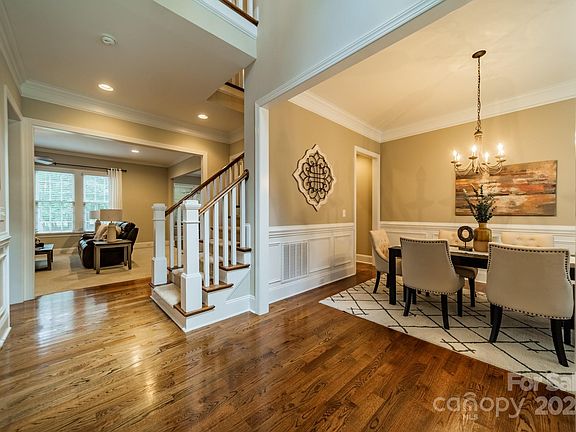 4th image of 127 Grove Creek Ln