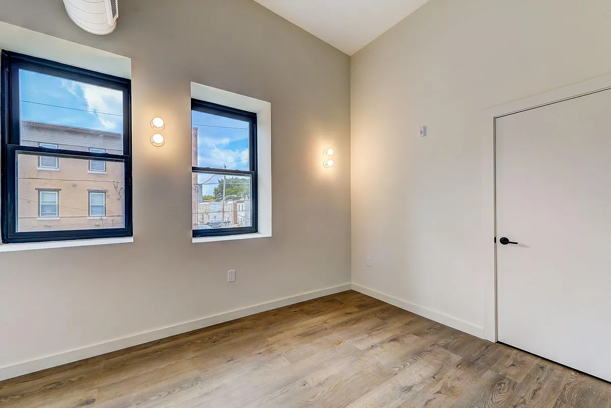 Building Photo - 619 N 35th St #103