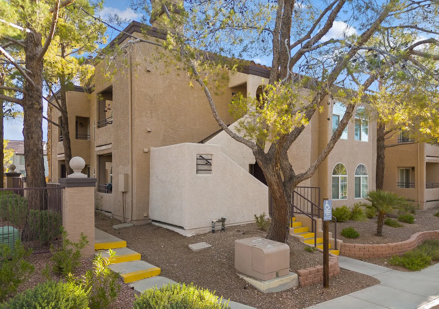Bright 3-Bedroom Condo in The Lakes with Community Pool & Spa! — Photo 1
