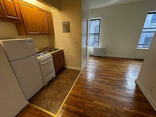 2nd image of 220 E 29th St #4G26