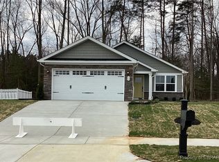 33 Pleasants Ln, Kilmarnock, VA 22482