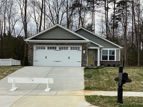 33 Pleasants Ln, Kilmarnock, VA 22482