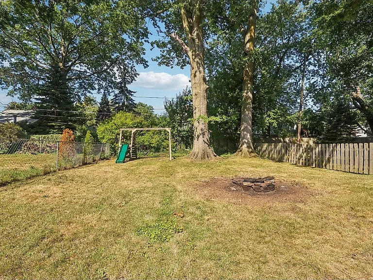 446 Huntmere Dr — Photo 24