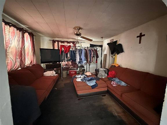 4th image of 619 W Clarke St