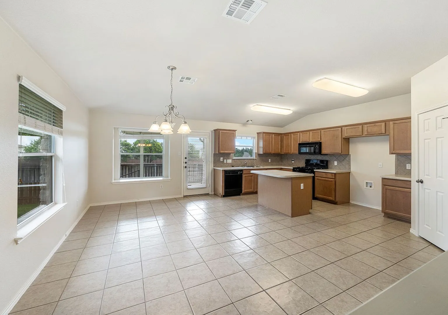 Well-Maintained 3BR/2BA Home in Desirable Round Rock Community — Photo 4