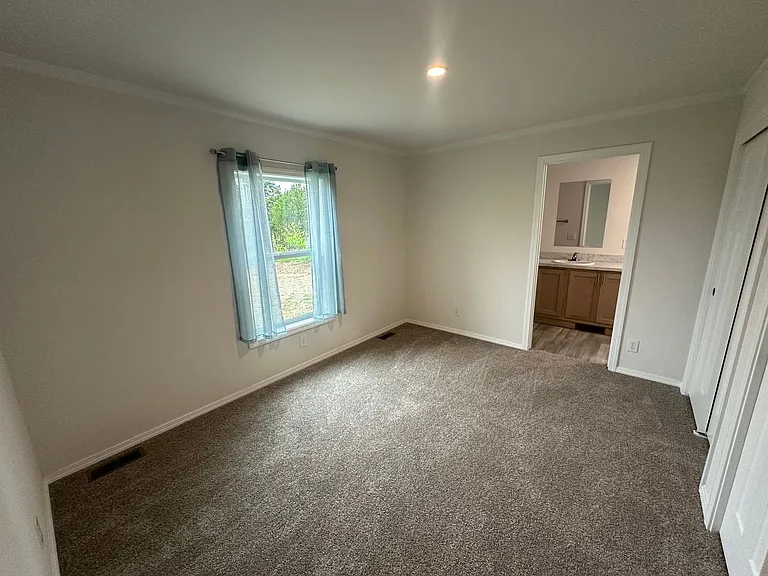 11925 Hillcrest Dr SE — Photo 11