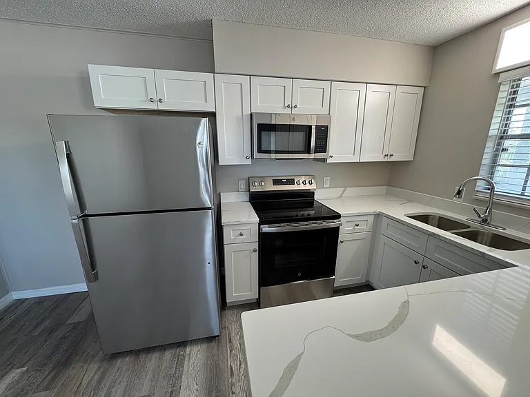 330 45th Ave S #7 — Photo 5