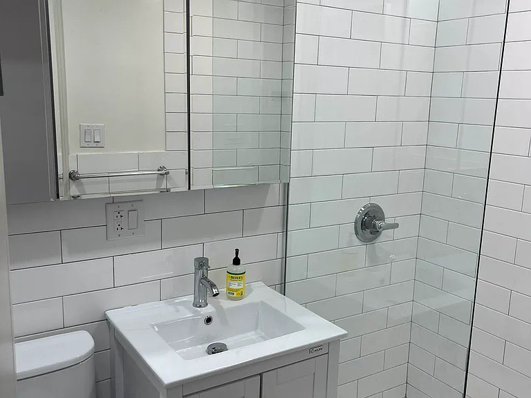 217 India St #2R — Photo 4