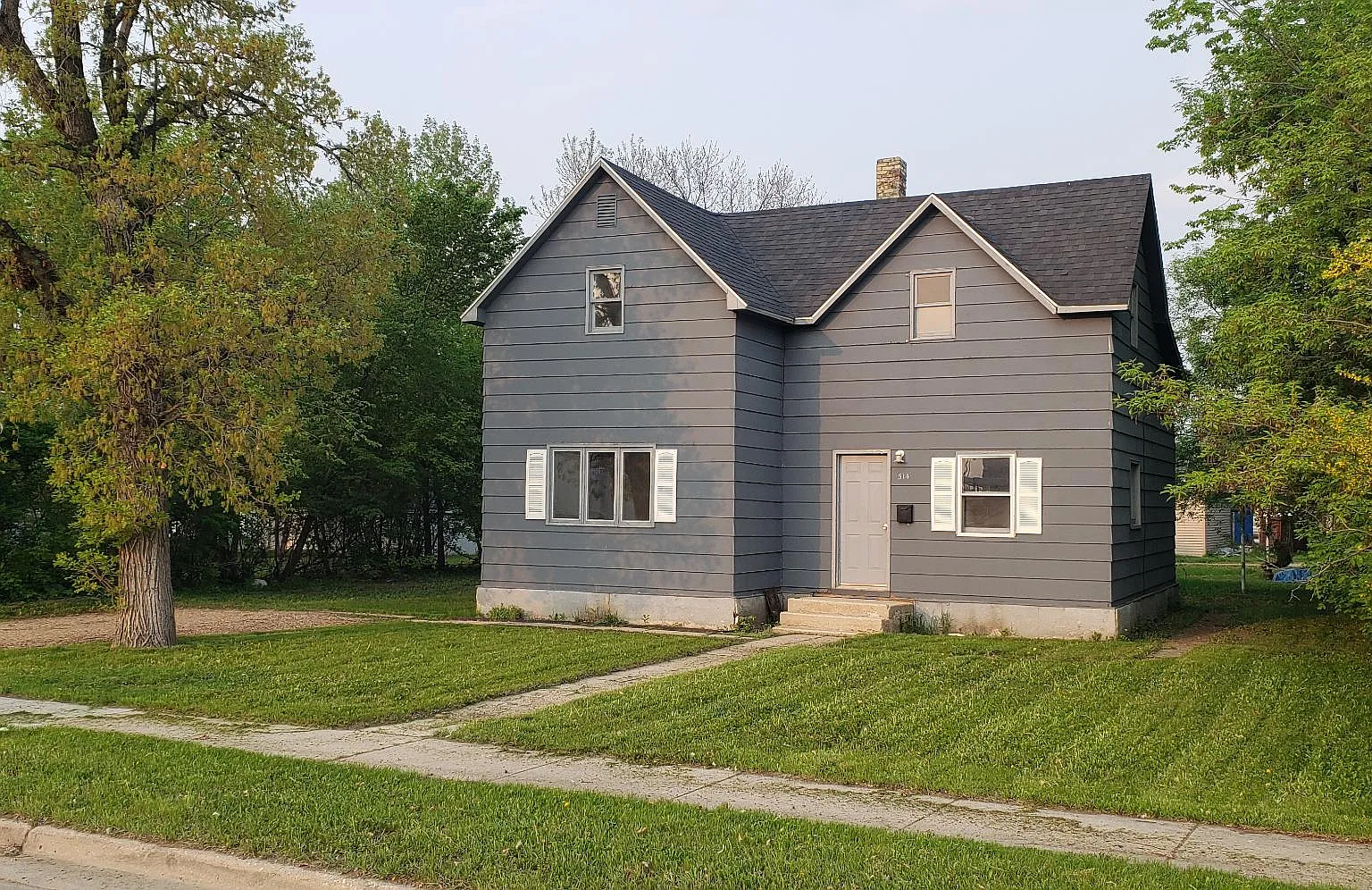 3 bed, 888 sqft, $900 — Photo 1