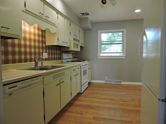 3rd image of 208 Fairmont Dr