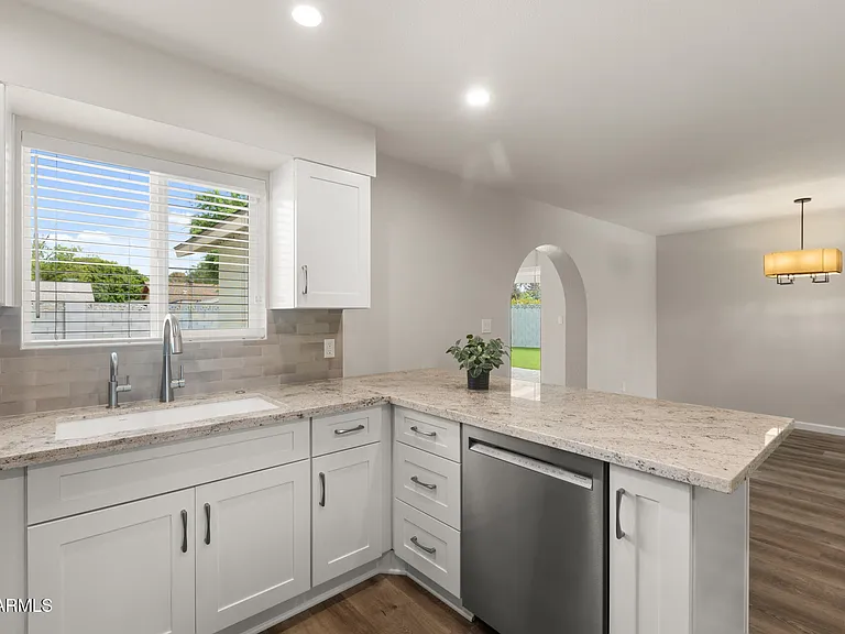 224 E Oxford Dr — Photo 5