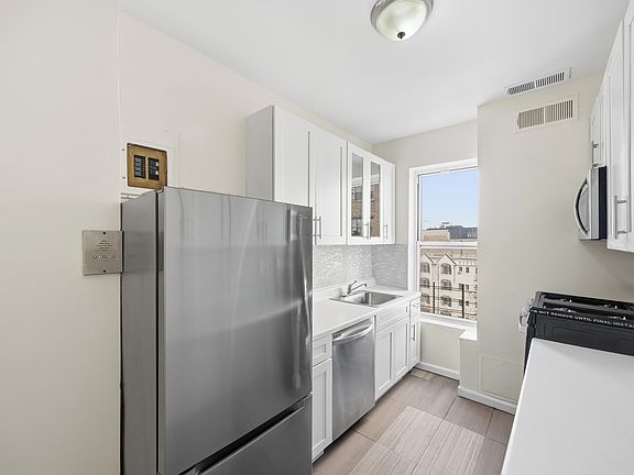 3rd image of 215 W 116th St APT 7F