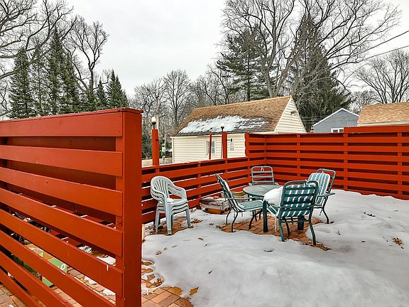5th image of 319 N Oak Knolls Ave