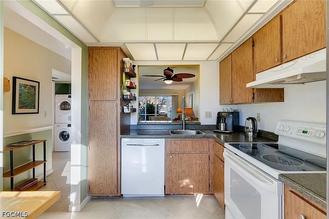 2 bed, 2.0 bath, 884 sqft, $1,600 — Photo 2