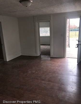 4th image of 271 E Caven St