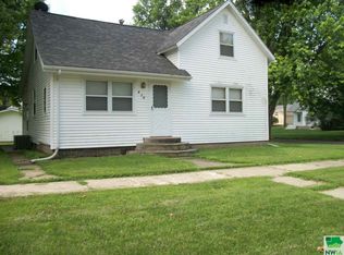819 W Cherry St, Cherokee, IA 51012