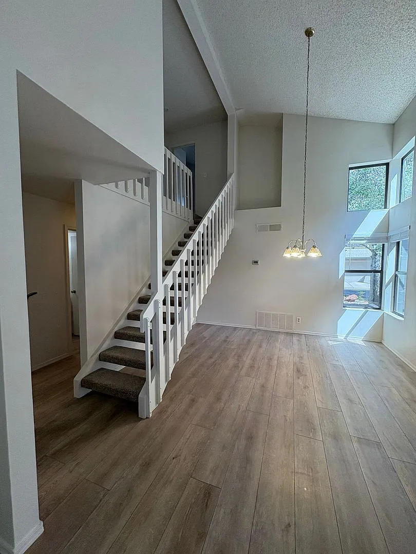 Gorgeous Foxglenn Rental — Photo 4