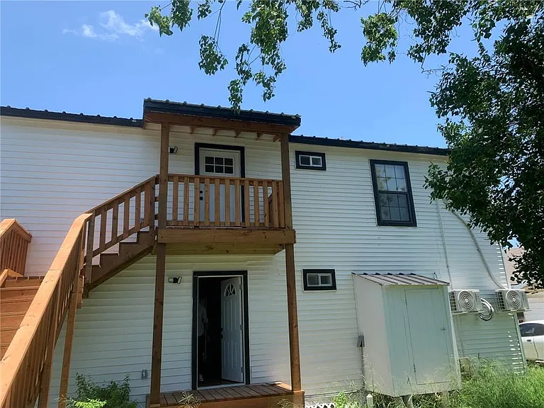 2833 Lawnview St #B — Photo 2