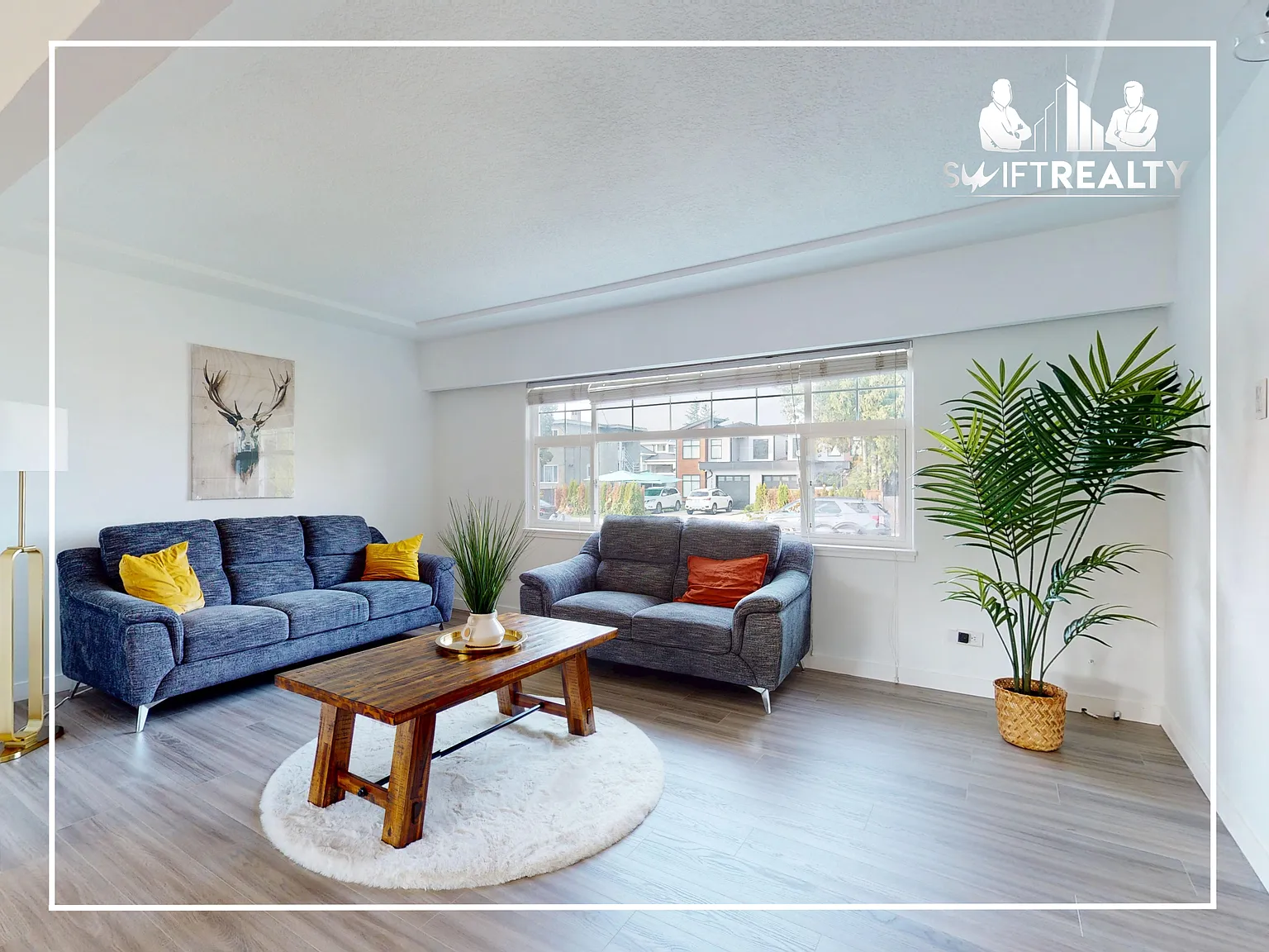 Bright 2 Bed 1 Bath Main House with Huge Fenced Yard in Burnaby! — Photo 2