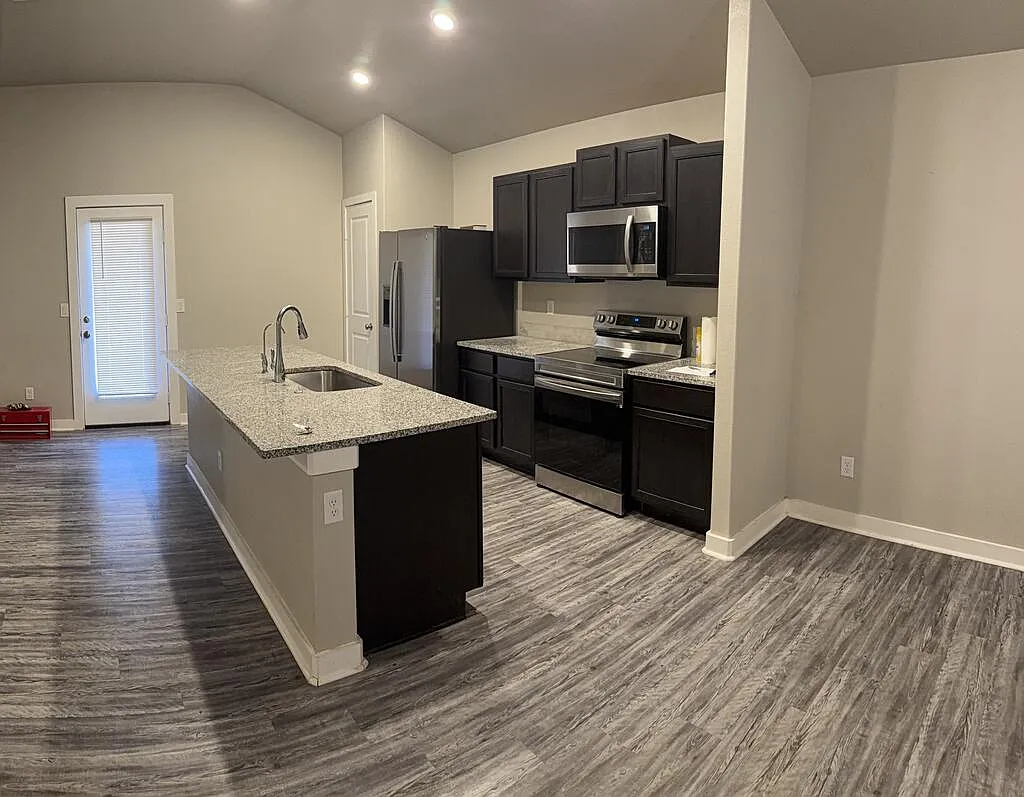 3 bed, 2.0 bath, 1376 sqft, $2,400 — Photo 4